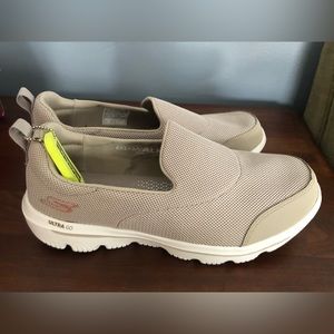 Skechers GoWalk Evolution Ultra slip on athletic shoes-new in box
